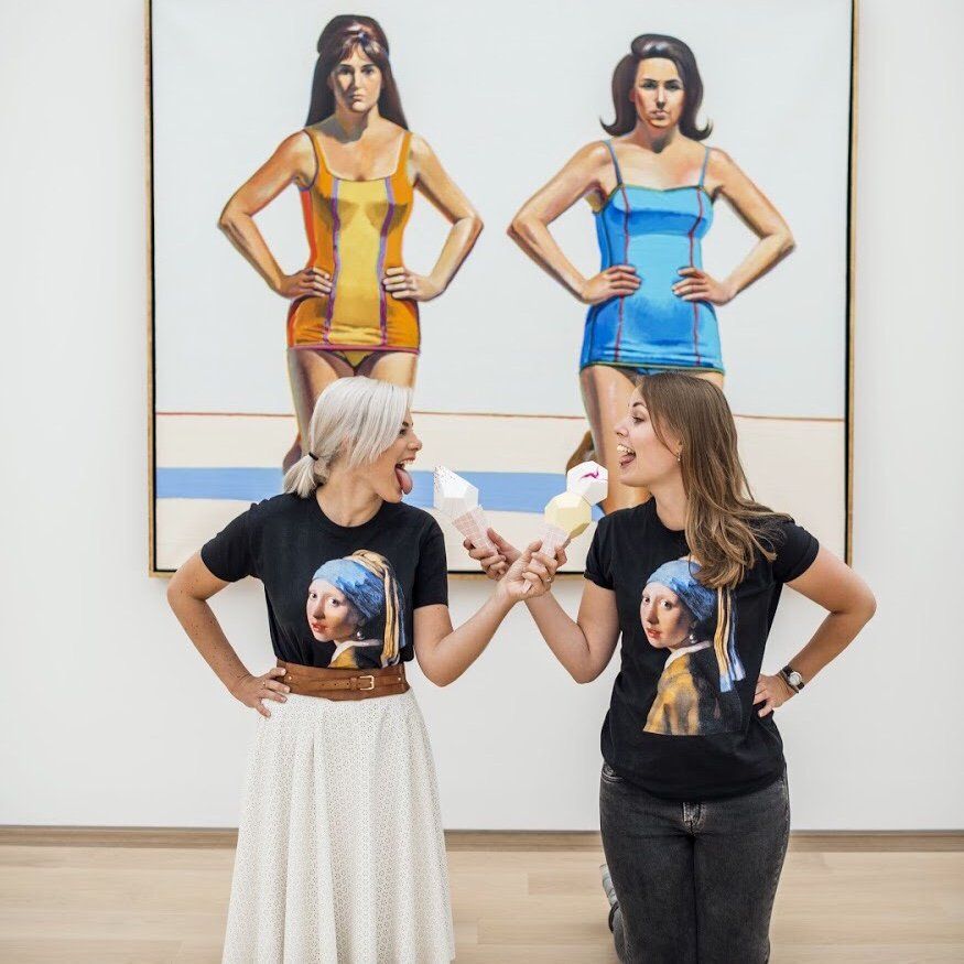 Iris en Danielle - Dutch Girls In Museums